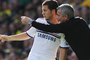 Dư âm: Mourinho phạt Hazard, Wenger nổ tưng bừng