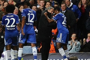 Video Eto'o và Demba Ba giúp Chelsea hạ Schalke