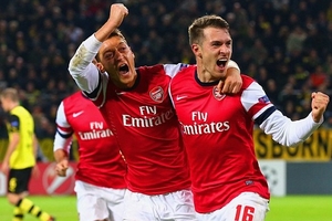 Video Ramsey tỏa sáng, Arsenal "trả hận" Dortmund