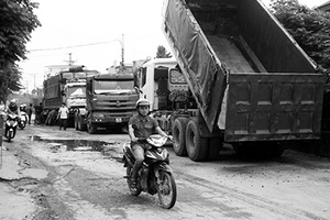 Lòng đường biến thành… bãi đỗ xe tải