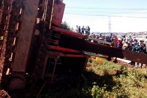 Lật xe máy múc, một công nhân ở Lâm Đồng tử nạn