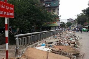 Hà Nội: Vì sao rác ngập cầu Đông Tác?
