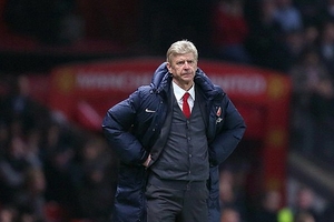 HLV Wenger "nổi cơn điên," thầy trò Moyes hả hê