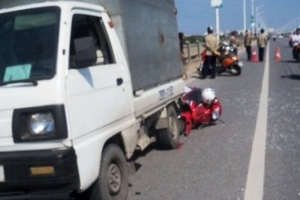 Hà Nội: Một phụ nữ bị xe tải cán qua chân