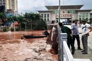 Vụ tàu Trung Quốc va vào cầu Bắc Luân: Vẫn chưa thể thông xe qua cầu