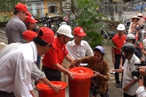 Hội Chữ thập Đỏ quốc tế tặng quà dân vùng lũ Quảng Nam