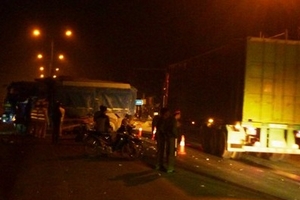 Hà Nam: Xe máy va vào xe tải, 2 người thương vong