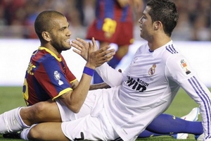 Alves thừa nhận Ronaldo hay hơn Messi và Ribery