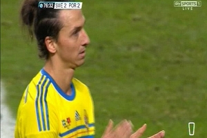 Sự thật về hành động vỗ tay "thán phục" Ronaldo của Ibra