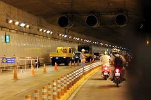 TP HCM: Xe tải chở bia lật trong hầm vượt sông Sài Gòn