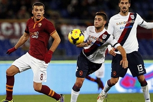 Bất lực trước Cagliari, Roma mất ngôi đầu vào tay Juventus