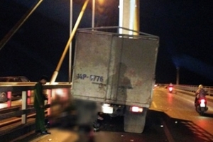 Đâm vào xe tải đỗ trên cầu Bãi Cháy, một thanh niên chết thảm