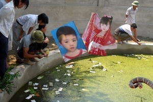 Xôn xao rắn “thần” nhập hồn người ở Phú Xuyên