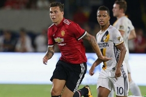 Jose Mourinho cảnh báo tân binh Victor Lindelof