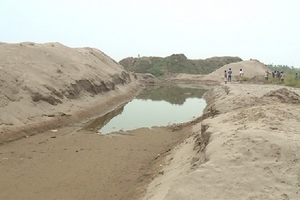 Hưng Yên: Người dân phẫn nộ vì đất sản xuất bị băm nát do khai thác đất, cát