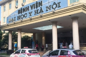 Hà Nội: 6 bệnh viện lớn bị tố để taxi độc quyền "chặt chém" người dân