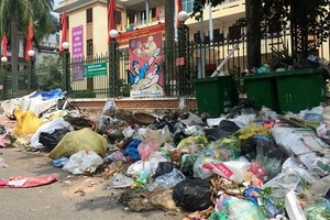 TX. Sơn Tây (Hà Nội): Ngập trong “biển” rác