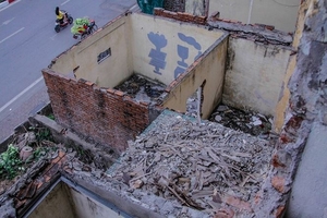 Bất động sản 31/3: Chung cư hoang tàn trên “đất vàng” giữa Thủ đô, công trình trái phép ở Tràng An bắt đầu tháo dỡ