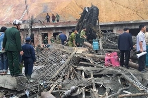 Hà Tĩnh: Sập giàn giáo cây xăng, 2 người chết và 6 người bị thương