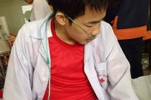 Thắt lòng trước cảnh mẹ mắc bệnh nhìn con trai nằm chờ chết