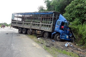 Xe tải nổ lốp làm 3 người bị thương nặng