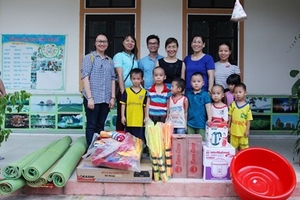 Hàng trăm suất quà hỗ trợ đồng bào miền Trung lũ lụt