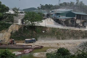 Chưa được cấp phép, doanh nghiệp ngang nhiên xả thải ra hồ Thác Bà