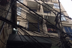 Hà Nội: Bị đình chỉ “trên giấy”,công trình 71A Cẩm Văn vẫn vô tư hoàn thiện