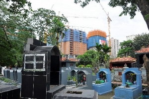 “Ôm” nghĩa trang, dự án Việt Đức Complex xuống giá đợi khách?