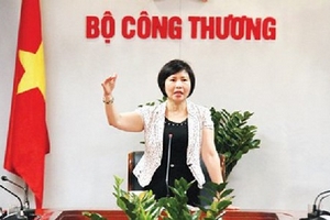 Cảnh cáo, đề nghị miễn nhiệm các chức vụ của Thứ trưởng Hồ Thị Kim Thoa