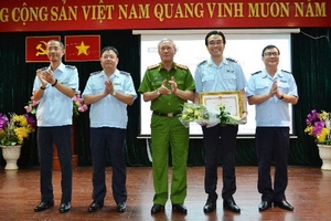 Tổng cục Cảnh sát tặng bằng khen cho Chi cục Hải quan sân bay Tân Sơn Nhất
