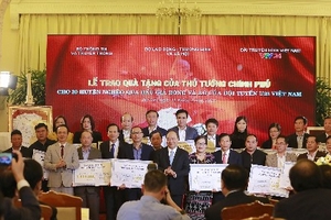 Thủ tướng trao 20 tỷ đồng đấu giá bóng và áo của U23 Việt Nam từ FLC cho 20 huyện nghèo trên cả nước