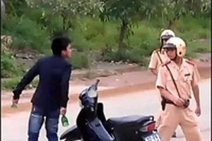 TP HCM: Bị yêu cầu dừng xe, 2 thanh niên tấn công CSGT