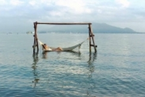 Tận hưởng cảm giác ngủ lều gỗ du mục, nằm võng đung đưa giữa biển Bình Lập