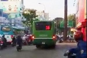 Người dân 'tròn mắt' nhìn xe buýt thản nhiên leo lên vỉa hè