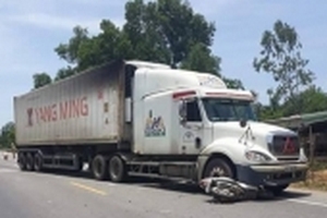 Điều khiển xe máy, nam sinh lớp 8 bị container tông chết ngay trong ngày giỗ bà