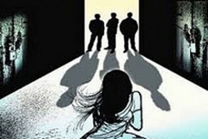 Tám thanh niên cưỡng bức hai thiếu nữ trong nhà nghỉ