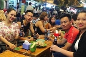 Lang thang phố Tạ Hiện - điểm hẹn cuối tuần yêu thích của giới trẻ Hà thành