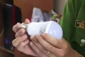 Bị nhắc nhở công việc, một học viên cầm bóng đèn đâm bạn tử vong