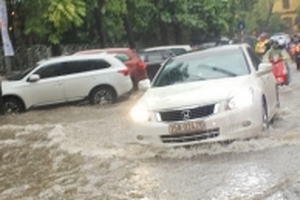 Hà Nội: Hệ thống thoát nước quá tải nên phố thành sông