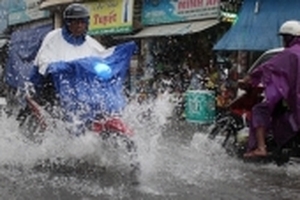 Sài Gòn mưa trắng trời, nhiều tuyến đường ngập nặng