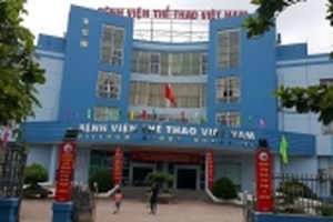 Côn đồ hành hung, bắt bác sĩ quỳ gối xin lỗi ngay tại Bệnh viện Thể thao Việt Nam