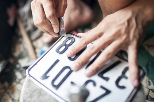 Người trúng đấu giá không được bán lại biển số xe đã cấp