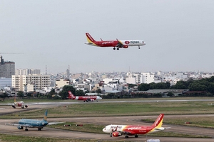 Hàng không 'đốt' trăm tỉ vì phải bay vòng chờ ở Tân Sơn Nhất