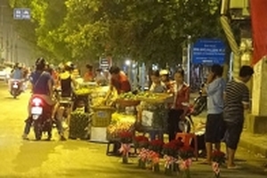 Người bán hàng rong ở Sài Gòn dùng dao đâm công an