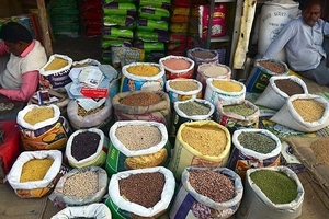 Ấn Độ nâng giá thu mua tối thiểu để cứu nông sản