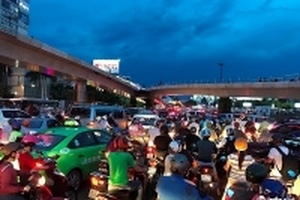 Tối qua (23/6), hàng nghìn người 'chôn chân' ở cửa ngõ sân bay Tân Sơn Nhất