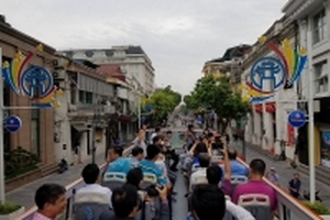 Trải nghiệm xe buýt 'mui trần' 2 tầng tại Hà Nội: Nỗi lo dây điện thường trực trên đầu