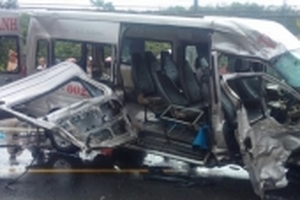 Hai ô tô đâm nhau trực diện, 14 người thương vong