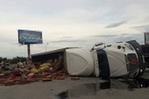 Xe đầu kéo chở gỗ lật 'chỏng vó' giữa đường, tài xế may mắn thoát nạn